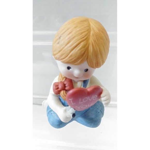 Vintage 1982 Enesco Country Cousins Girl Katie Kneeling Red Heart 3" Figure - Picture 3 of 5